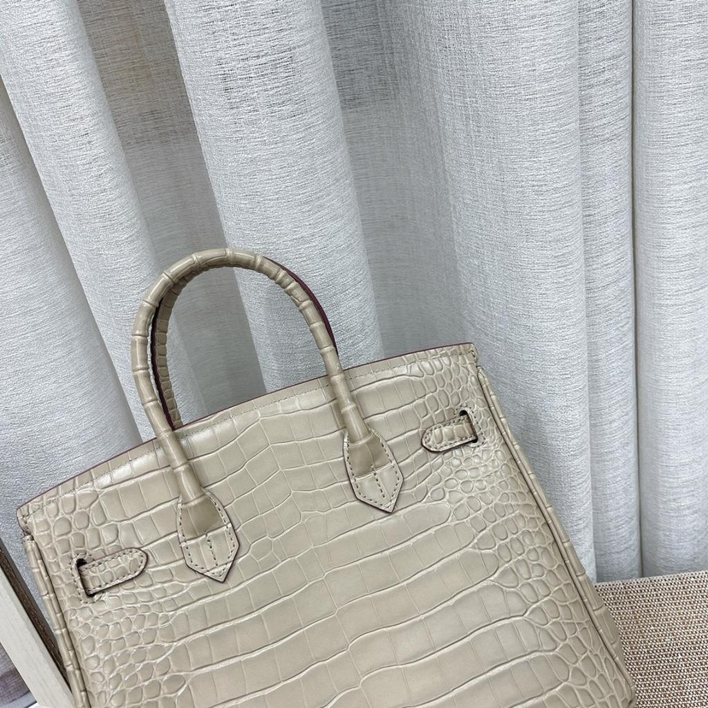 Borsa a tracolla da donna in pelle di vacchetta pressata effetto coccodrillo verniciata platino con tracolle per pendolari di grande capacità fonte