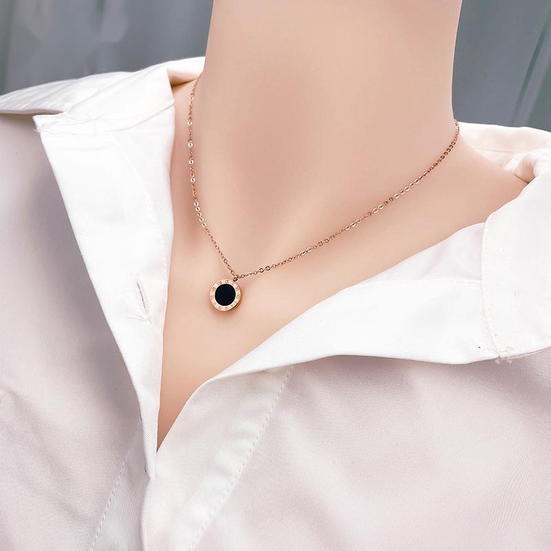 Boucles d'oreilles clous en acier titane chiffres romains style coréen - Bijoux mignons et simples pour filles, parfaits pour la mode d'automne et d'hiver.