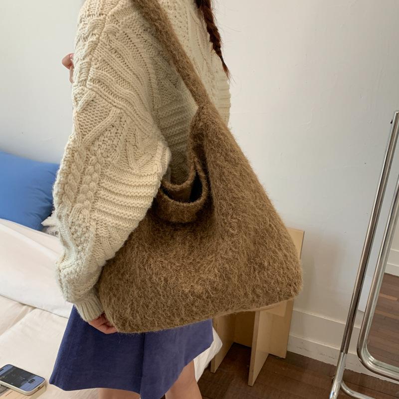 2025 new winter plush bag women's Korean version niche shoulder messenger bag large-capacity commuter woolen tote bag