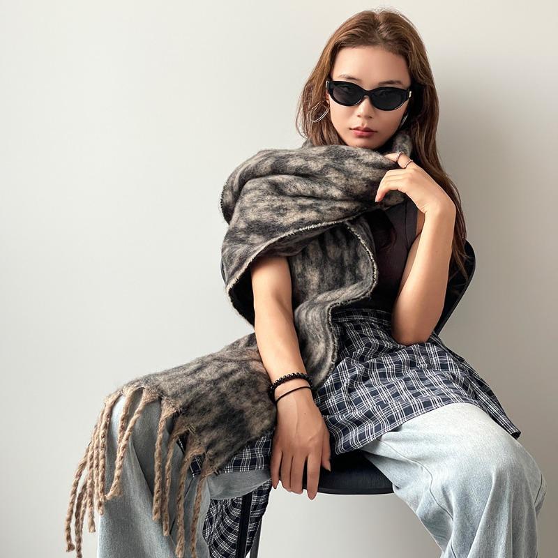 

Retro high-end leopard print plush scarf for women, thickened in autumn and winter, warm, windproof and cold-resistant, student scarf shawl 220*43cm