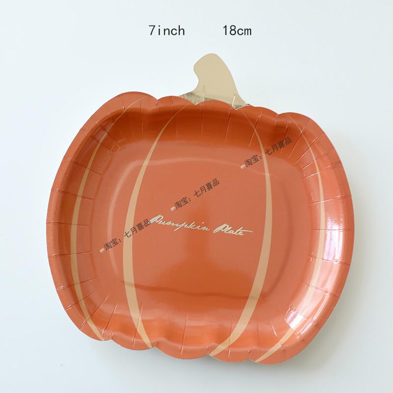 Zestaw zastawy stołowej na imprezę tematyczną Halloween: Obrus dyniowy, Talerzyki i kubki jednorazowe