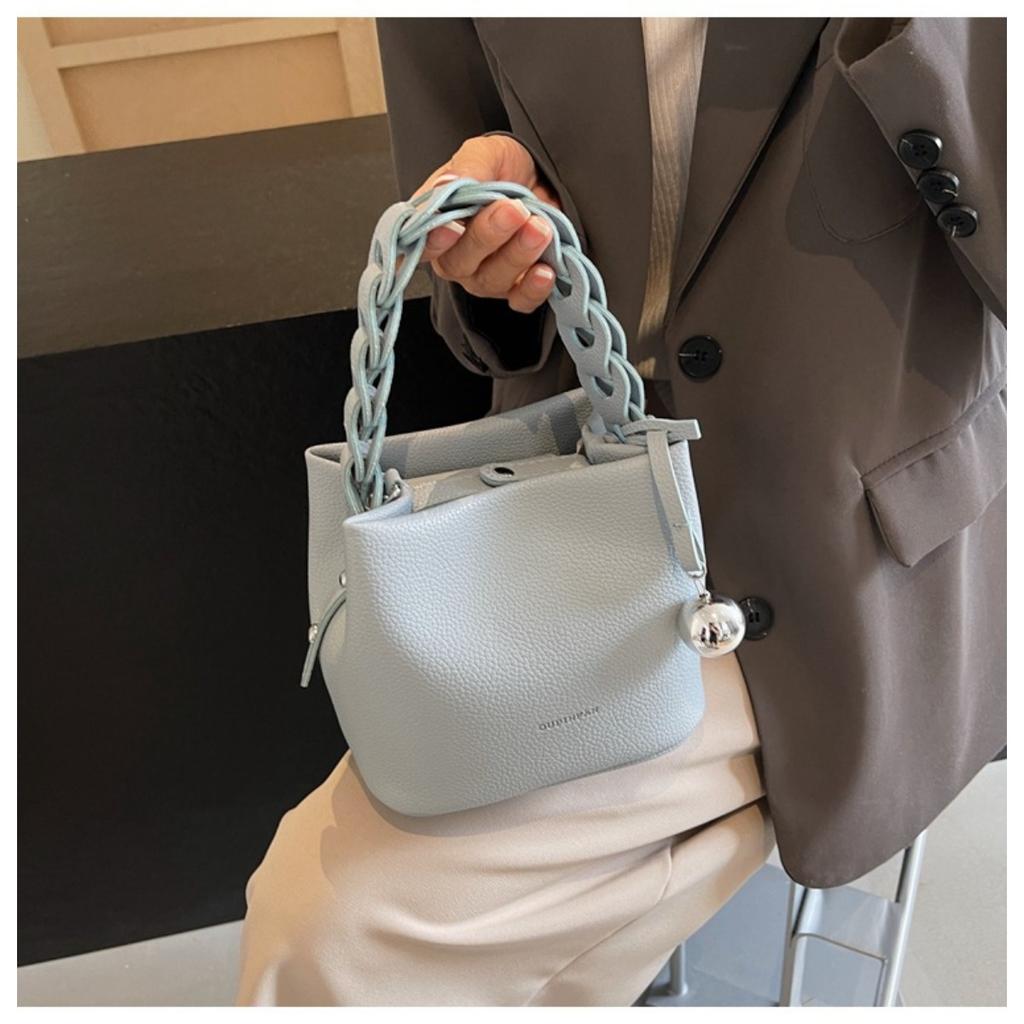 Ladies' Elegant Woven Bucket Bag Crossbody Bag - Detachable Shoulder Strap, Magnetic Buckle Design, Large Capacity Handbag