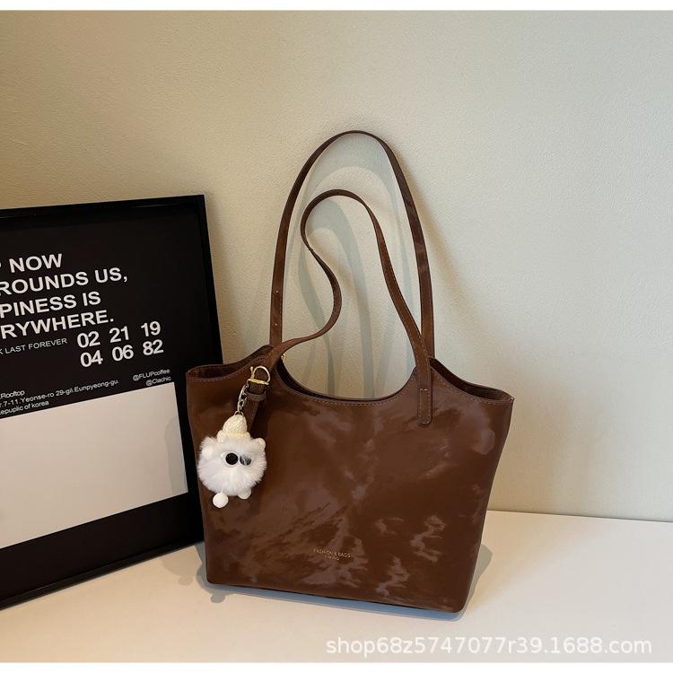 

Commuter large-capacity portable tote bag women s 2025 new versatile fashion niche design commuter underarm shoulder bag коричневый