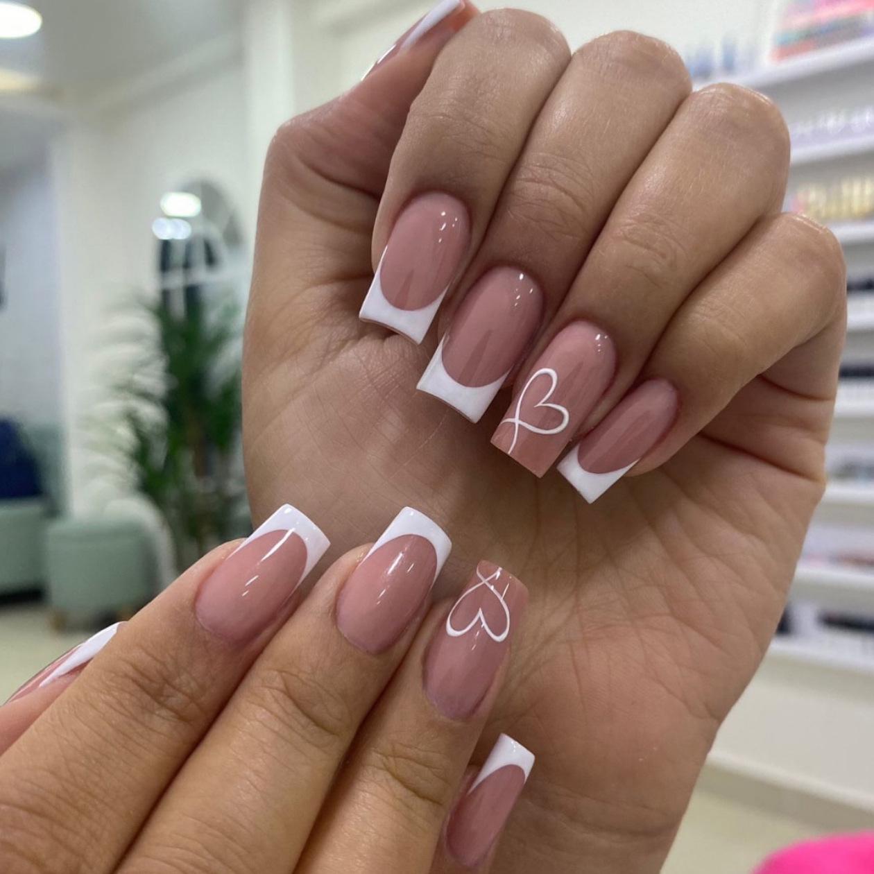 

European Style Medium Long White French Heart Wearable False Nails