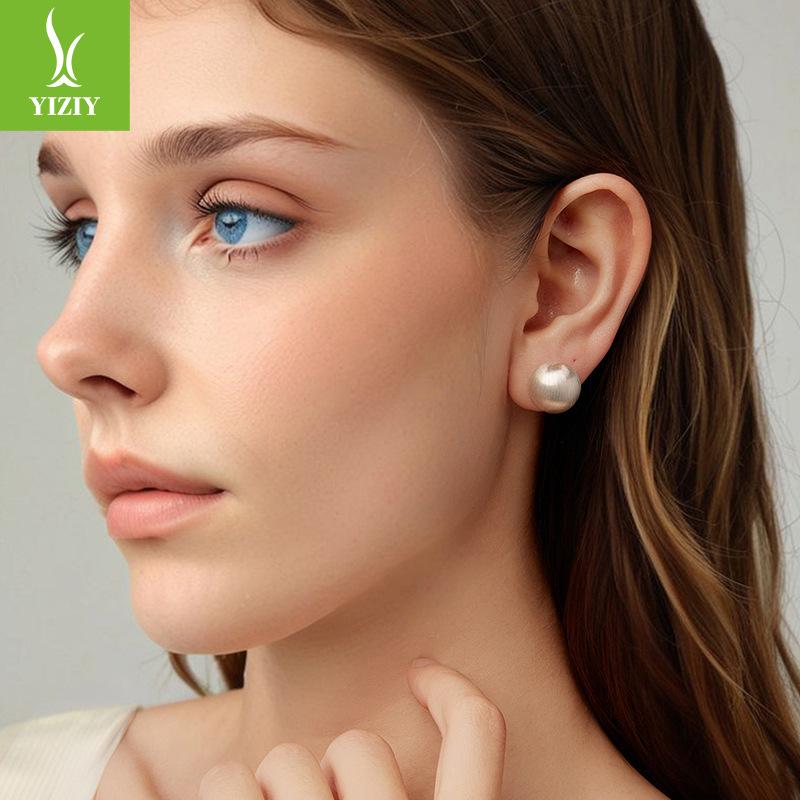 Personal Cold Wind Metal Texture Spherical Stud Earrings Women'S High-Grade Light-Sensitive Copper Stud Earrings Earrings