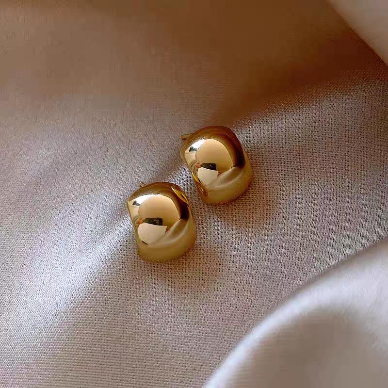 Chic Irregular Metal Circle Earrings for Women – Luxe, Unique Design, Trendsetter Style, Bold Hoop.