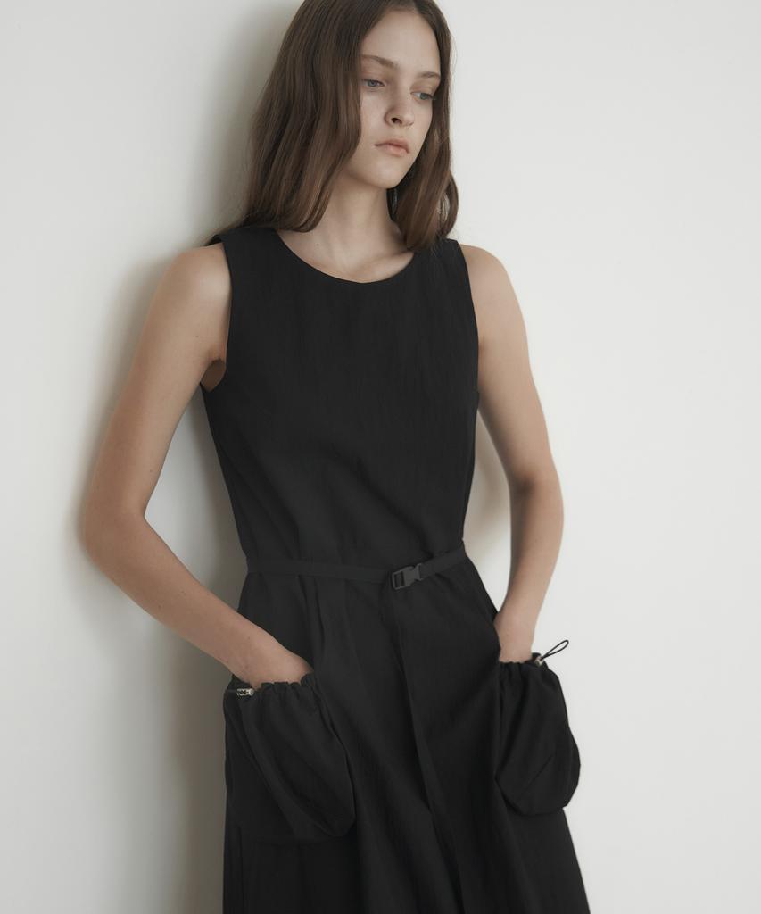 Mosyupamosyu Strap Out-Pocket Dress [Black]