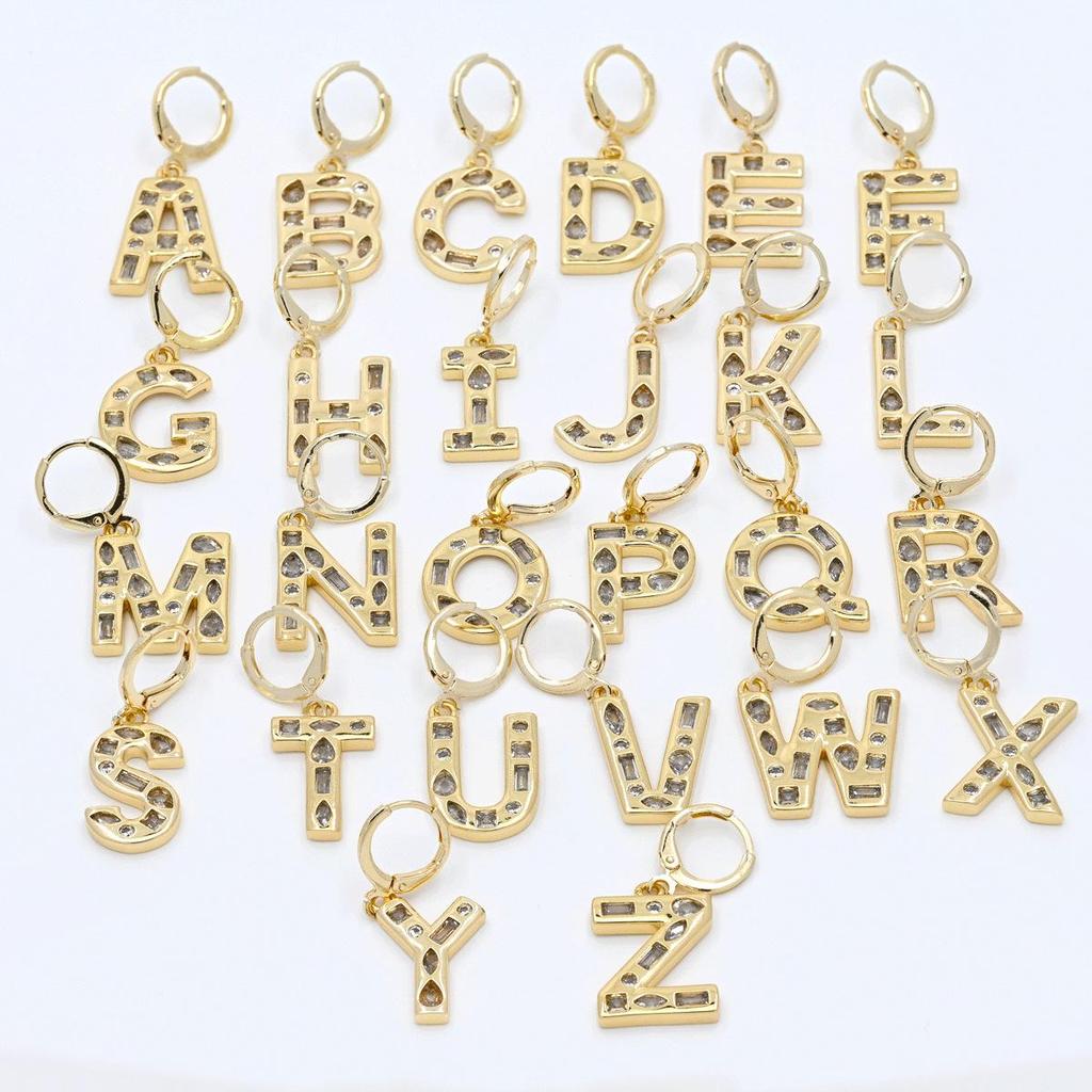 Übertriebene Kupfer Zirkonia Inlay Alphabet Ohrringe