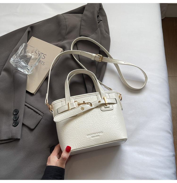 

Летняя трендовая крутая универсальная женская сумка 2025 новая мода сумка-ведро для通勤 высококлассная ретро сумка-мессенджер белый