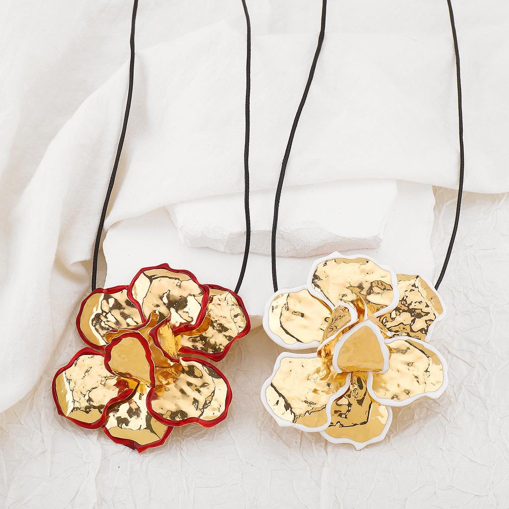 Tooxika Exaggerated Oil Drip Black Edge Three-dimensional Ruffled Flower Pendant Necklace Vintage Stacking Necklace