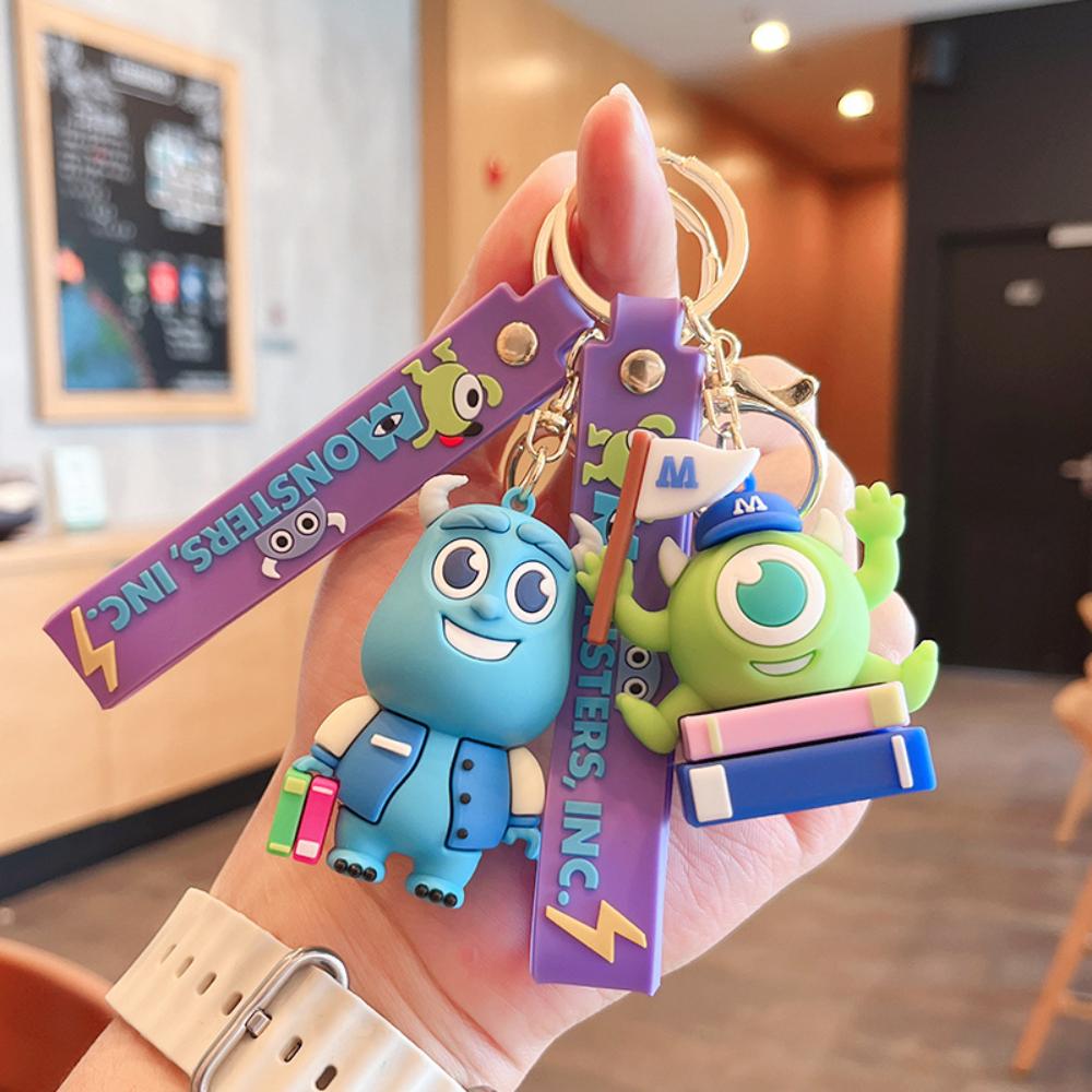 Sada klíčenek Monsters University, Klíčenka s figurkou Mikea a Sulleyho z PVC, Klíčenka s postavou z filmu Pixar pro tašku, Batoh, Dárek