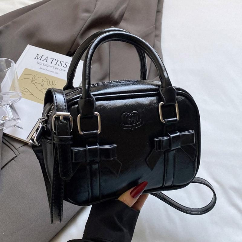Popular Korean version of sweet and cool style high-end portable Boston bag women's versatile fashion niche design messenger bag