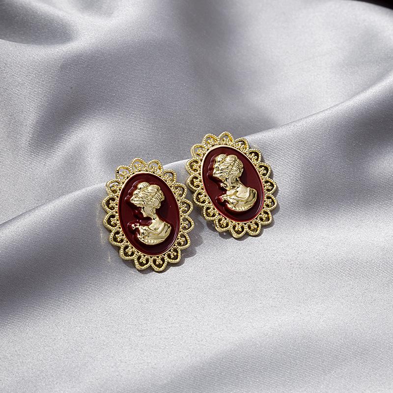 Wind Retro Relief Beauty Stud Earrings Tide Metal Lace Earrings French Celebrity Earrings