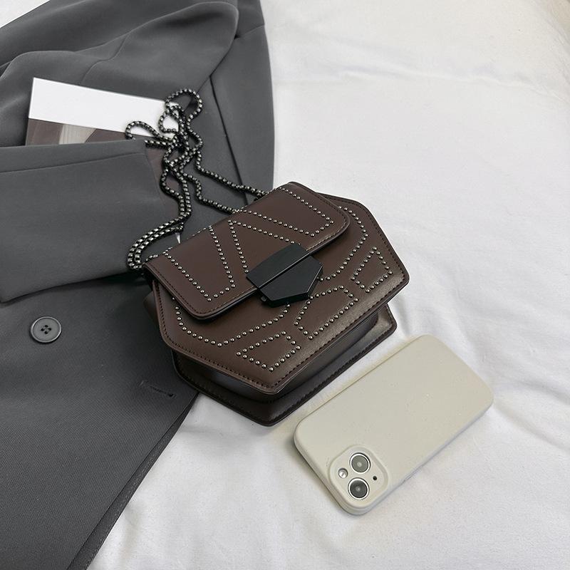 Women's Bag Autumn 2025 New Korean Version Fashion Rivet Shoulder Bag Niche Retro Versatile Chain Small Square Bag