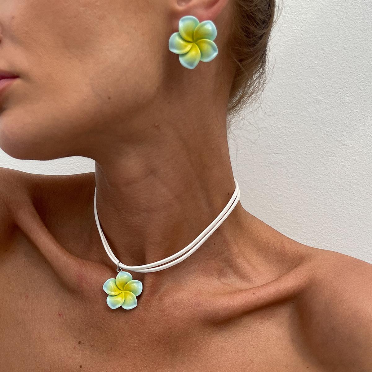 Sweet Wind Gradual Change Color Flower Pendant Necklace, Dopamine Three-Dimensional Flannel Collarbone Chain