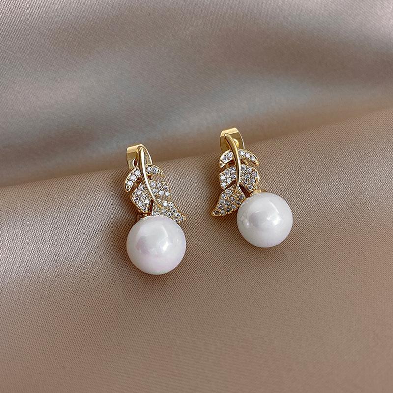 

Sweet Girl Earrings New Fashion Pearl Crystal Leaf Earrings A Two-wear Combined Net Red Earrings Women s Wholesale Pendientes