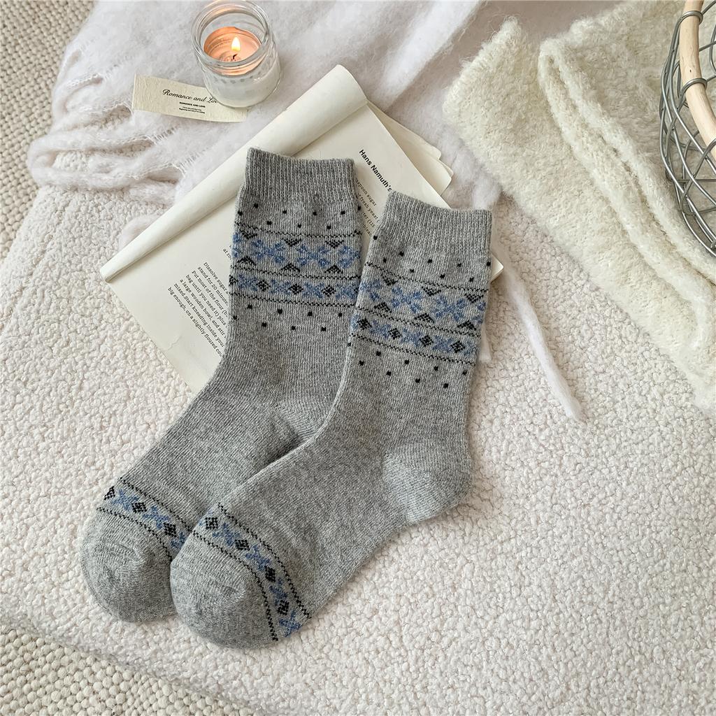 Autumn And Winter New Fair Island Oat Wool Socks Stacked Warm Calf Socks Christmas Rhombus Stockings With Mao Mao Shoes