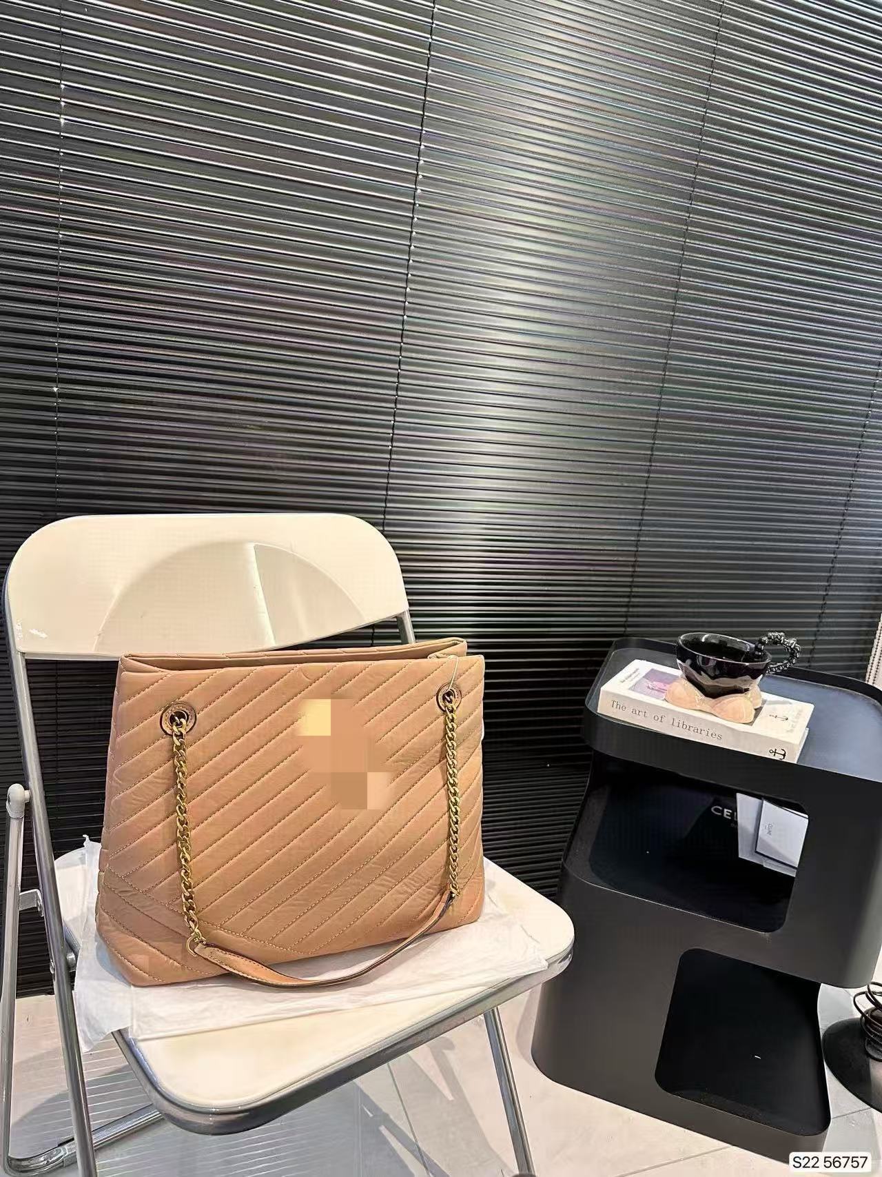 Embroidered mommy bag, new niche design single shoulder bag for women, large capacity bucket bag, large bag 31*27cm