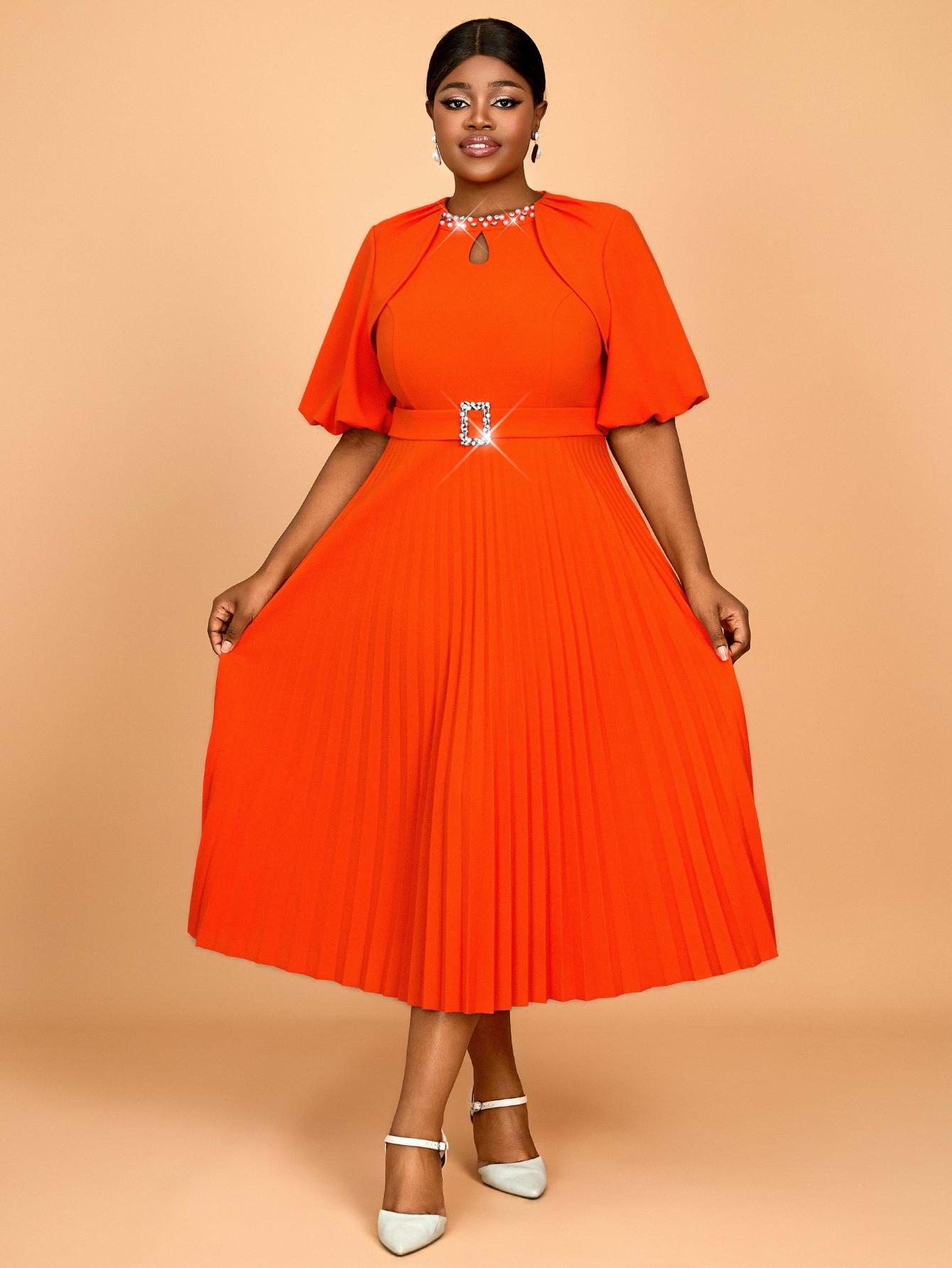 

Плиссированное миди-платье с рукавами-кейп и деталью в виде ромбовидного пояса, идеально подходящее для церковных мероприятий, свадеб и элегантных дневных случаев. 1XL оранжевый