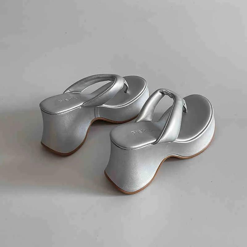 

Летние шлепанцы женские модные на платформе, танкетке, с перемычкой между пальцами, для платья, повседневные, для улицы, вьетнамки 40 серебряный
