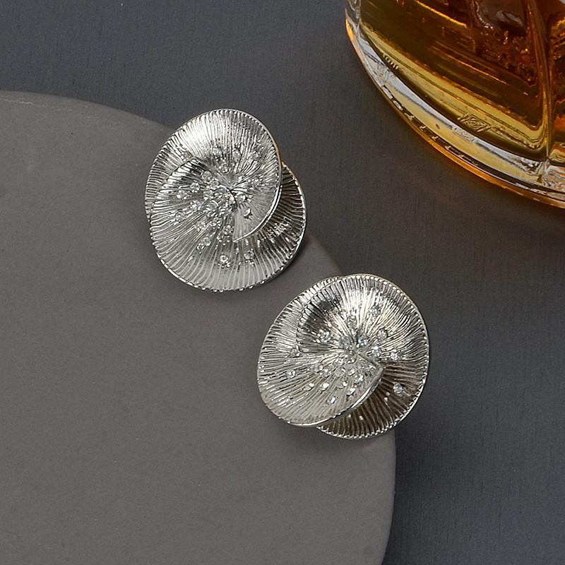 Minimalist Geometric Metal Stud Earrings Women Elegant Gold Tone Lightweight Daily Wear
