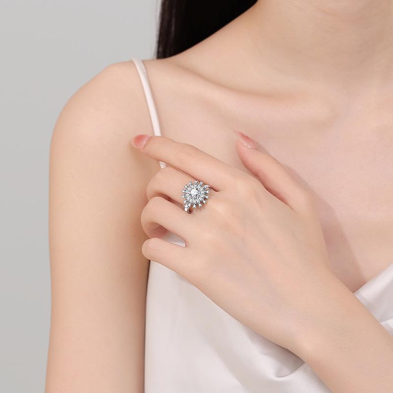 Europese & Amerikaanse Kleine Margriet Roterende Zirkonia Ring - Cool, Veelzijdig, Volledig Diamant Ontwerp voor Vrouwen