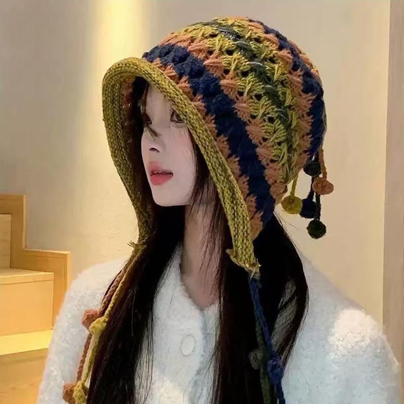 1 Stück Handgefertigte Häkelmütze aus buntem Garn für Damen Winter Gestrickte Beanie-Mütze mit Ohrenklappen, Quaste und Bommel