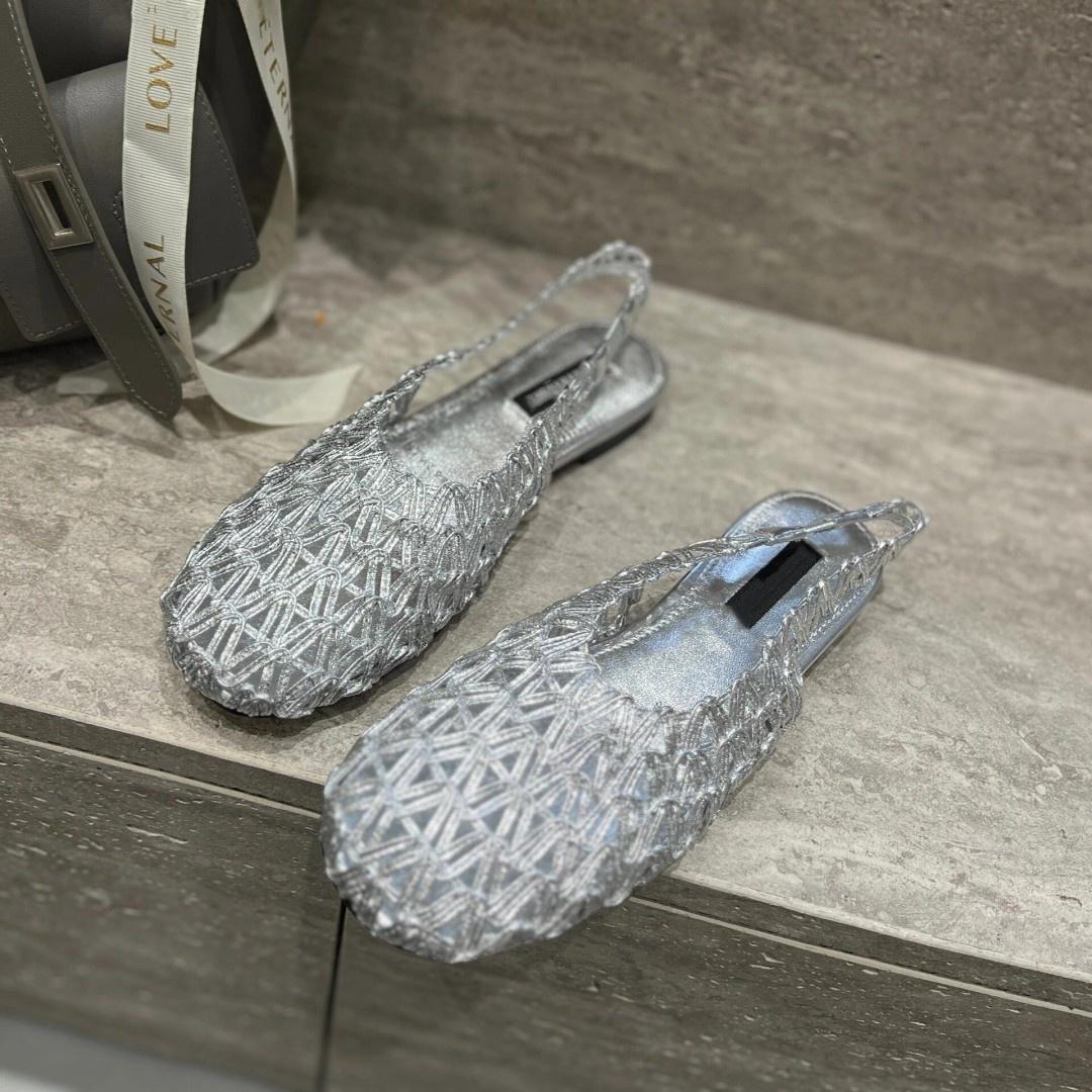 

2025 Korean version of the new niche design woven soft leather breathable rear strap sandals hollow fashion bag head shoes women 40 серебряный
