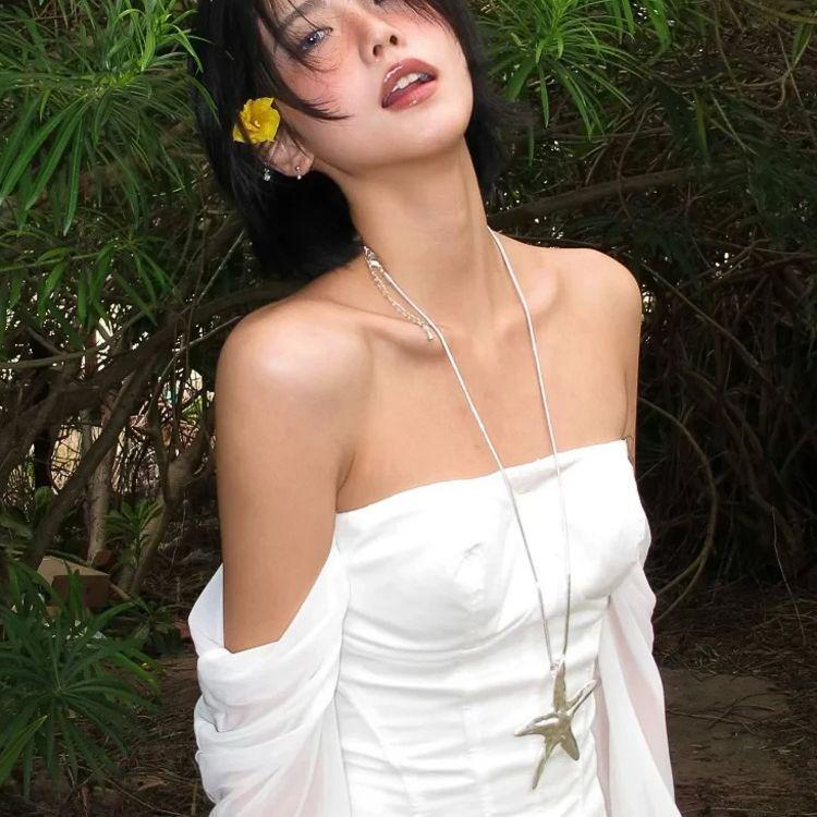 Retro Spicy Starfish Necklace: Long Silver Frosted Chain with Textured Star Pendant