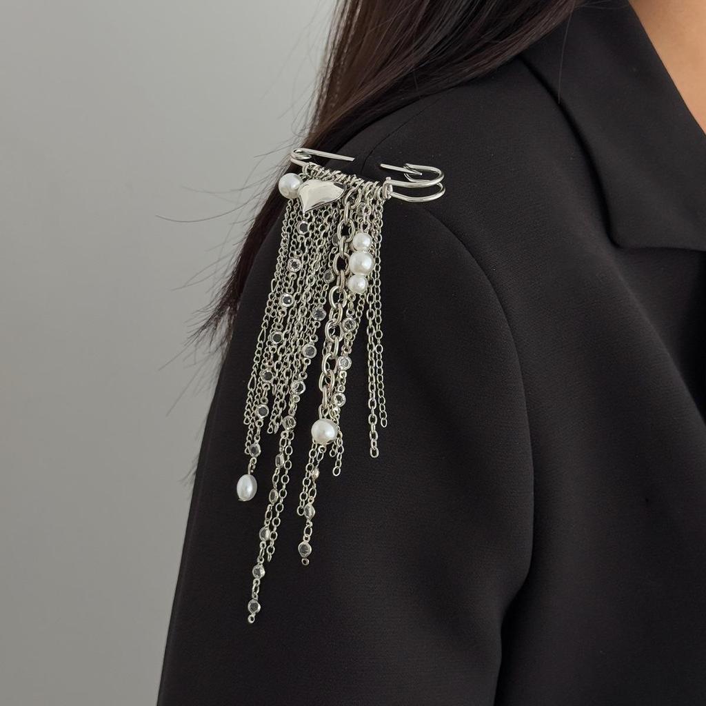 Exaggerated Personality Heart Multiple Chain Tassel Brooches for Women Fashion Imitation Pearl Brooch Suit Pants Bag Decoration