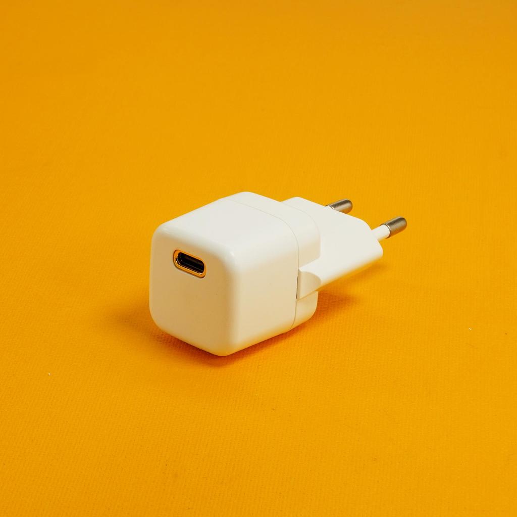 20W Fast Charger with FCC, UKCA, CE Certification - Type-C for Apple Devices