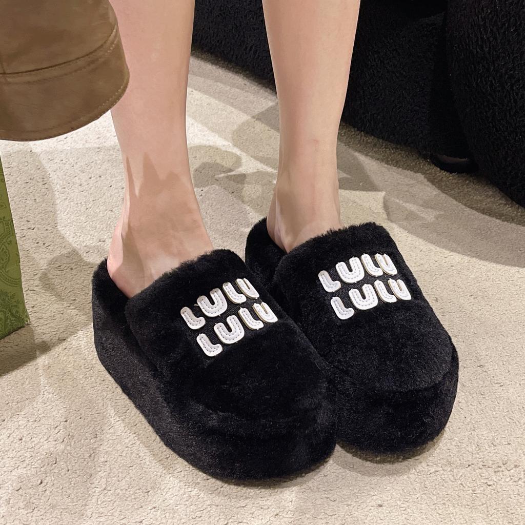 Flauschige Hausschuhe mit dicker Sohle für Damen, ideal für Outdoor-Aktivitäten im Herbst und Winter. Beliebtes Modell mit Samt-Zehenkappen.