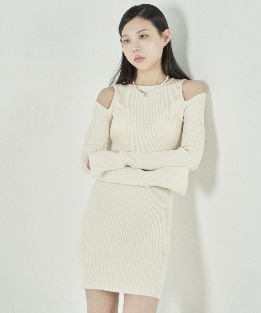 Tobaseu Slim Fit Shoulder Cutout Knit Dress (Ivory)