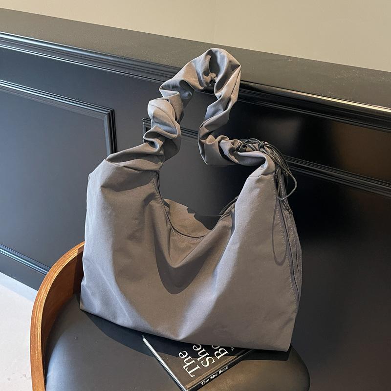 Girl pleated underarm bag 2025 new lightweight nylon messenger bag large capacity versatile shoulder women's bag