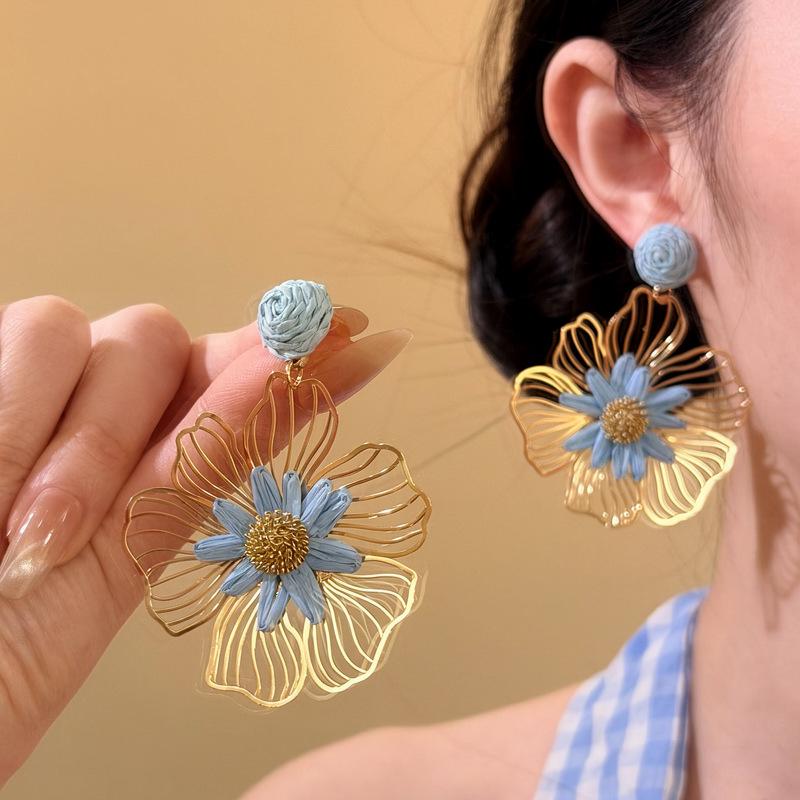 Silver Needle Raffia Flower Stud Earrings - Elegant Holiday Style, Light Luxury, High-End Niche Design