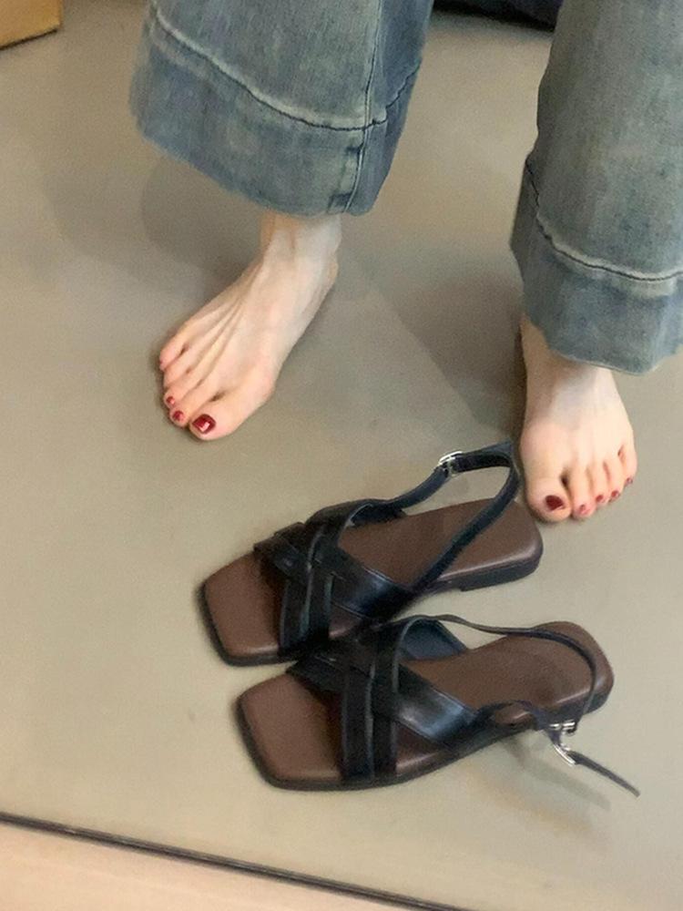 Vintage Roman sandals women's summer wear 2025 new flat-bottomed vacation wind beach shoes sandals