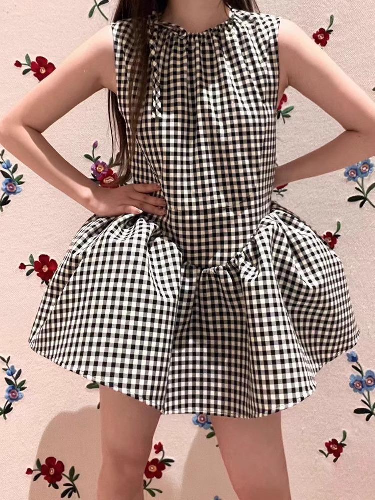 Dámské preppy kostkované minišaty bez rukávů - Zeštíhlující design s nadýchanou sukní na léto