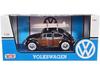 MOTORMAX 1/24 Maßstab Druckgussmodellauto: Volkswagen Käfer 1968 mit Surfbrett (Schwarz/Holzpaneel) [Parallelimport]