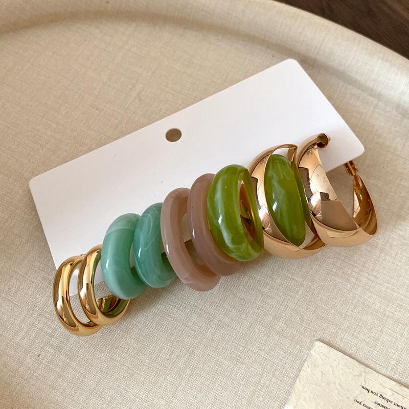Stylish Irregular Three-Layer C-Shaped Earrings: European & American Metal Fashion Studs with a Luxurious High-End Appeal
