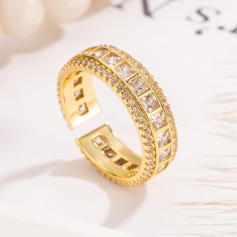 New Gold Square Rhinestone Ring: Luxurious & Unique Women's Hand Jewelry with a Distinct Design