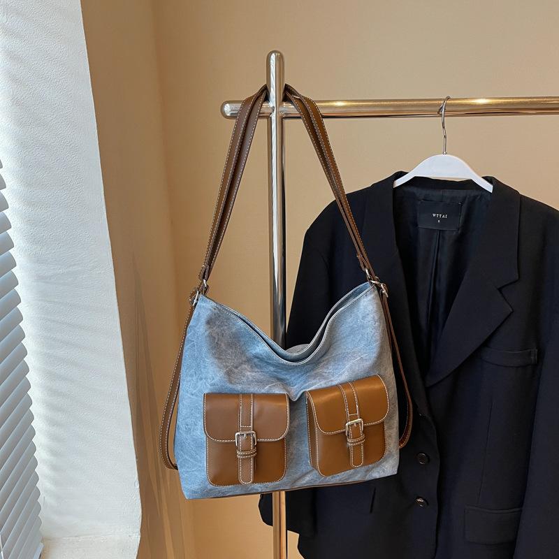 Stylish large-capacity tote bag, simple commuter locomotive bag, women's 2025 new college student class bag