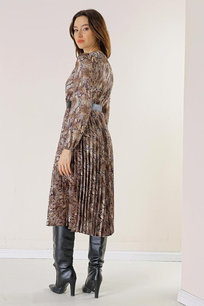 Zweireihiges, plissiertes Satinkleid mit Schlangenmuster und Gürtel