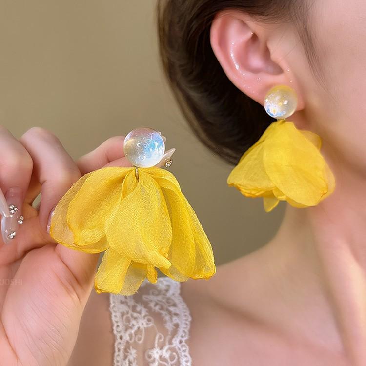 Yellow flower pendant earrings, sweet temperament earrings, fashionable and versatile high-end earrings.