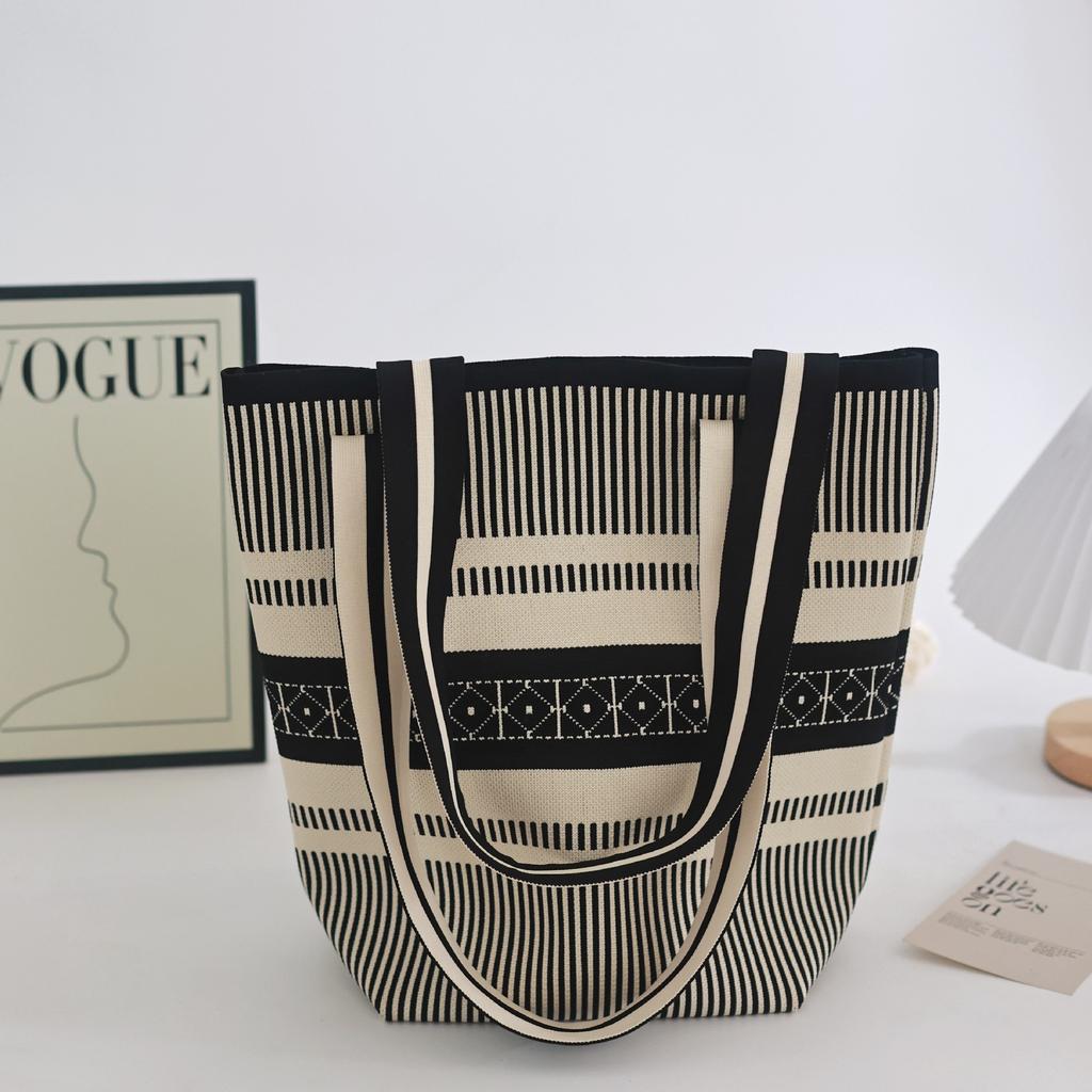 New Women's Knitted Shoulder Bag Large Capacity Bucket Bag for Shopping Commute Crossbody
