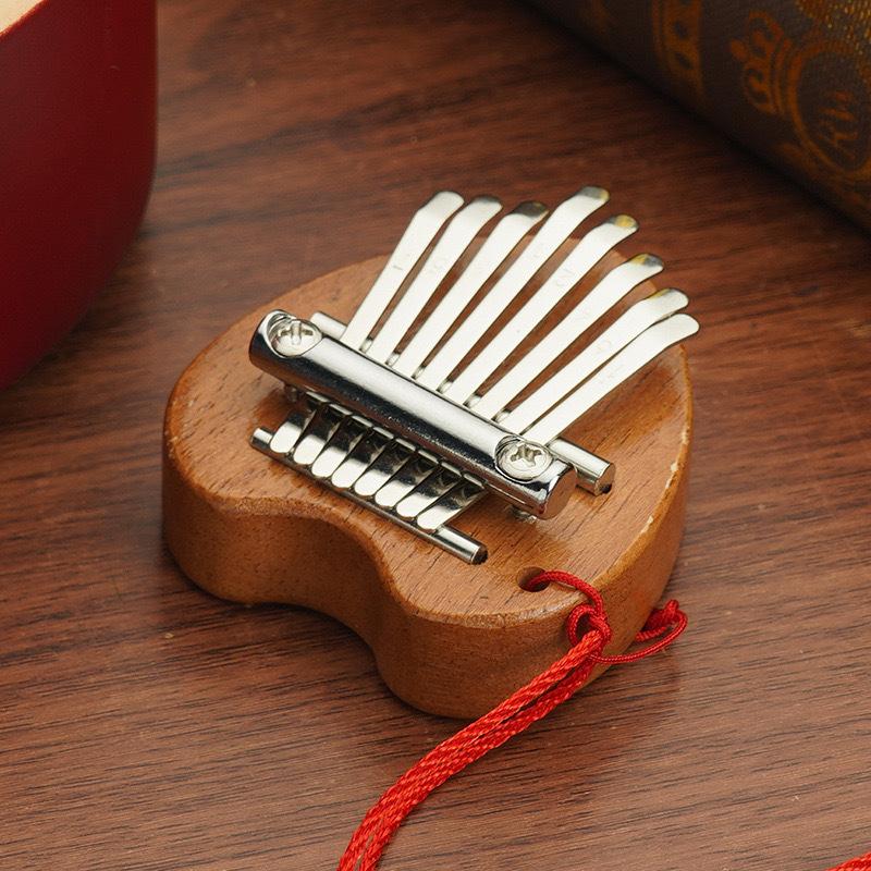Mini přenosná dřevěná 8tónová Kalimba vysoce kvalitní vynikající prstové palcové piano Marimba hudební doplněk přívěsek dárek
