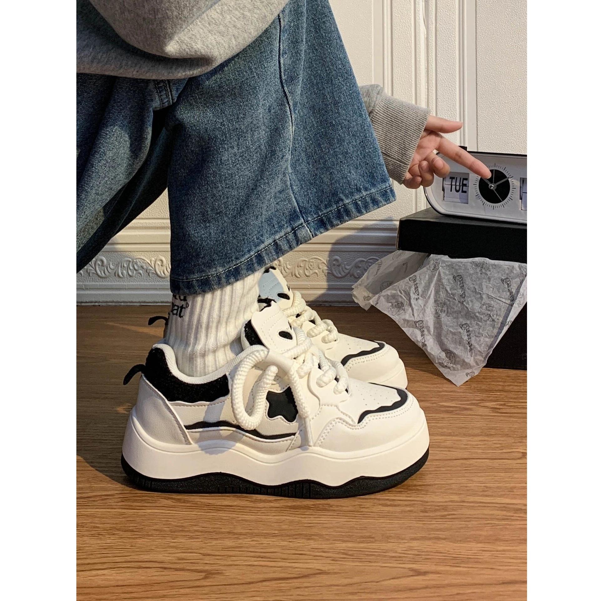 

Спортивная женская обувь новая 2025 популярная женская обувь ins трендовая обувь на толстой подошве нишевая американская ретро маленькие белые туфли 40 чёрный