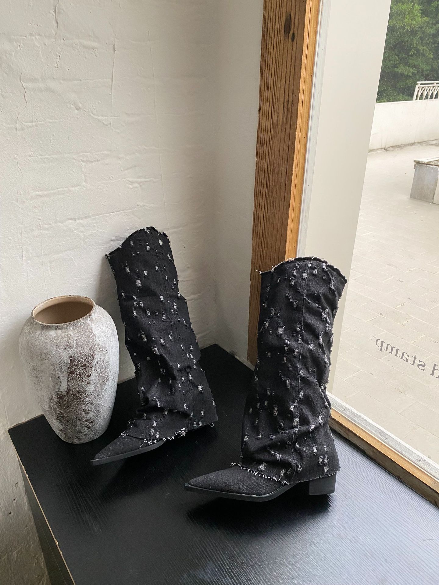 

2025 джинсові ботфорти нові гостроносі на товстому підборі з комбінованими халявами з оборками джинсові високі чоботи жіночі 39 чорний