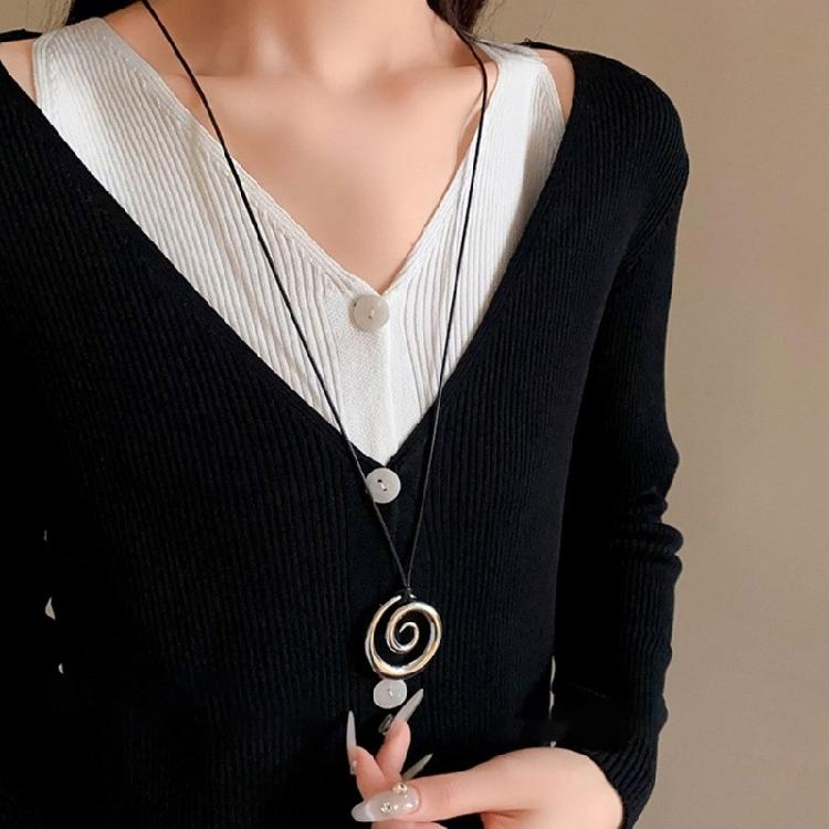 Simple and Elegant Metal Pendant Necklace Youthful Adult Jewelry Autumn Winter Jewelry for Casual and Formal Occasions