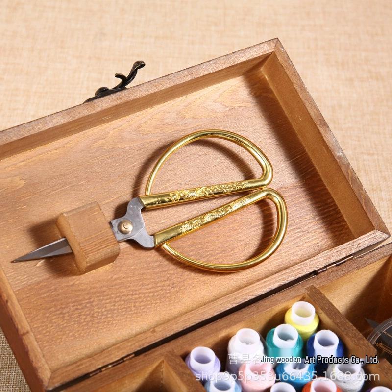 Scatola portaaghi e filo in legno con coperchio a ribalta e scomparti multipli