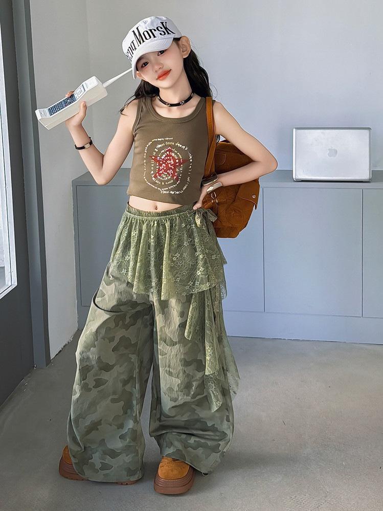 Dívčí americký styl: Vesta a široké kalhoty s maskáčovým vzorem - Trendy letní outfit pro street dance s krajkovým přehozem.